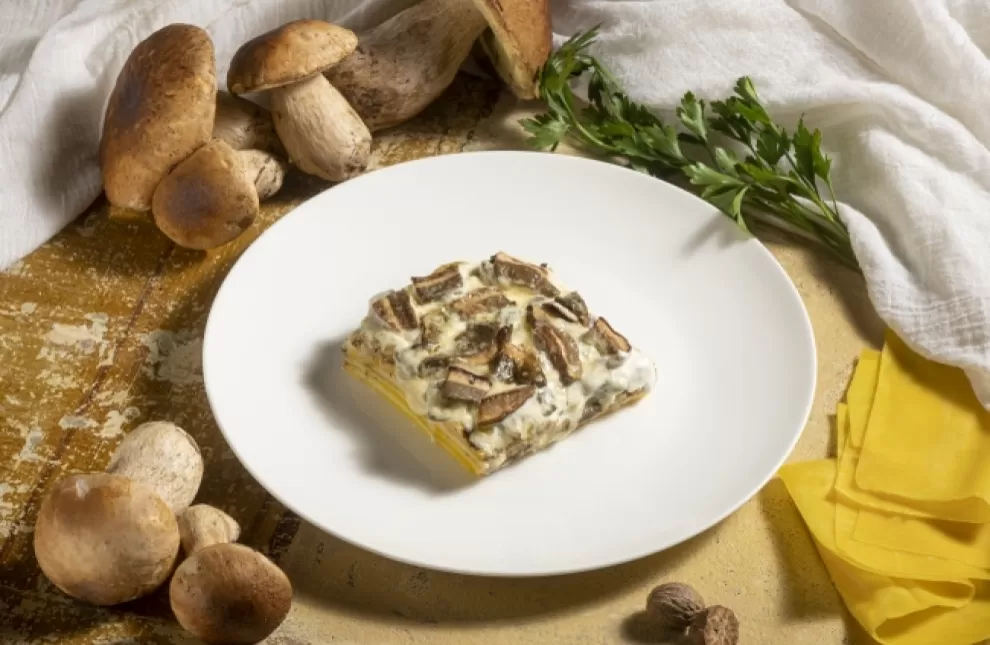 Piatto con lasagne ai funghi porcini 