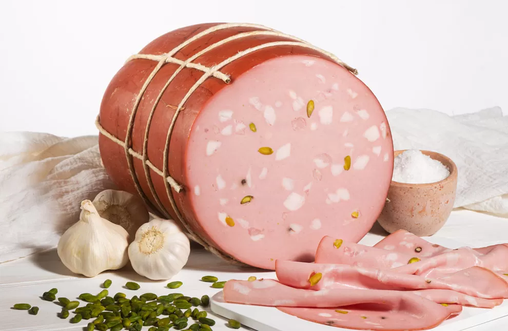 Mortadella con pistacchio affettata