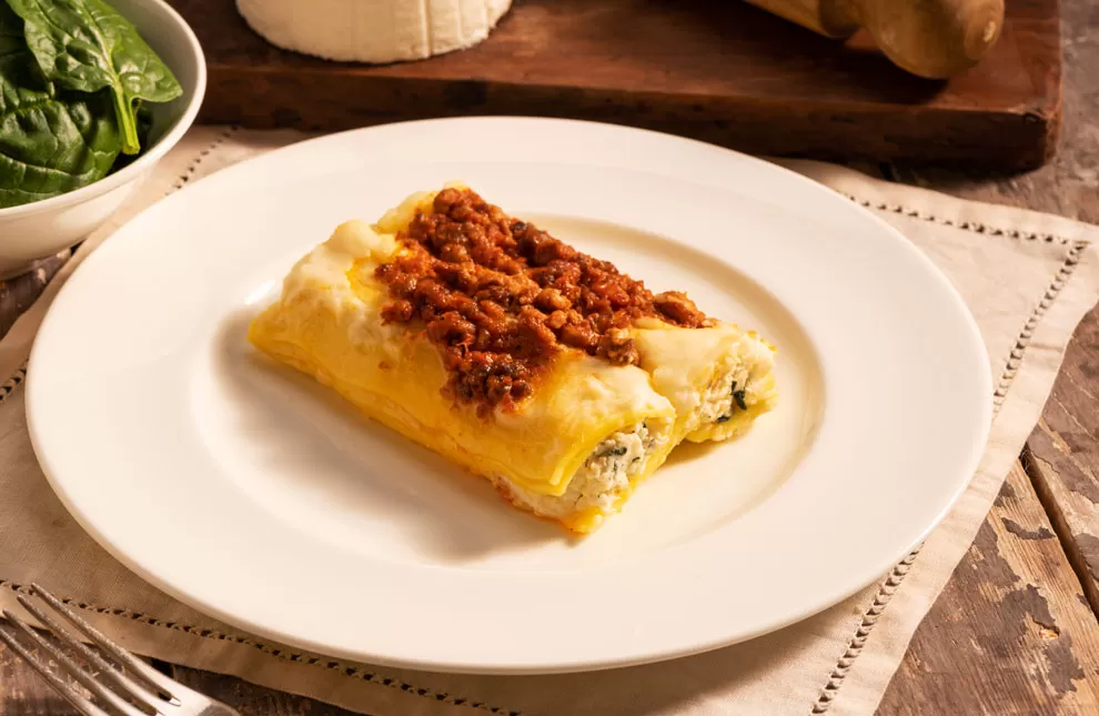 Piatto con crespelle al formaggio e ragù alla bolognese